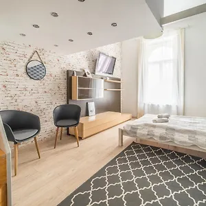  Apartament Susan Near Blaha Lujza Square